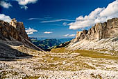 Trekking nel Parco Naturale Puez-Odle. Da Passo Gardena al Rifugio Puez, superato il passo di Cir il panorama si apre verso la Val de Chedul contornata da pareti di roccia verticali.